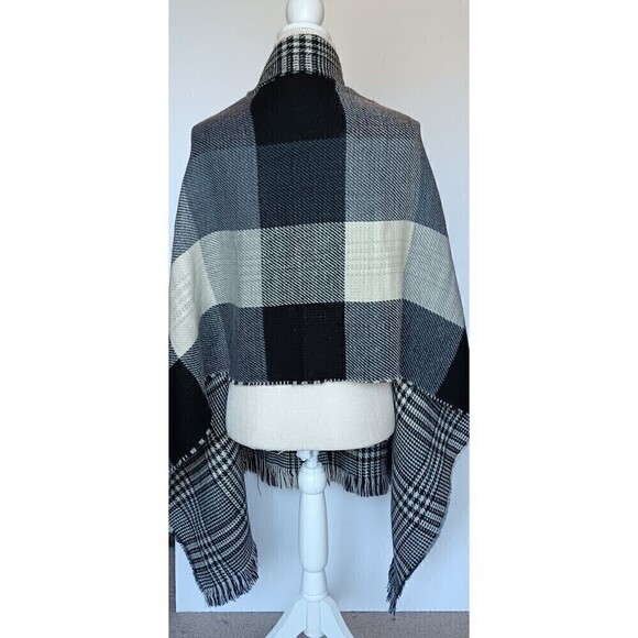 Demdaco Soft Black Gray Cream Plaid Scarf w/Buttons - Picture 3 of 9